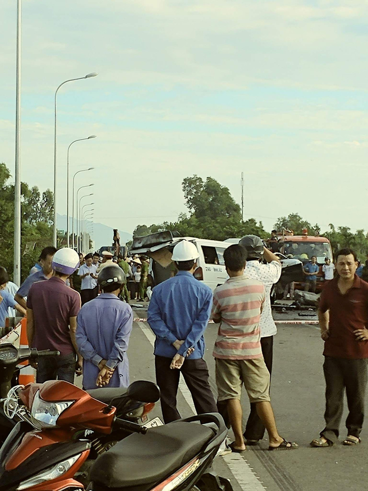 Thời điểm đó, ôtô mang BKS 75B-000.52 chở đoàn người đi rước dâu chạy hướng Quảng Trị đi Bình Định. Khi đến địa điểm trên đã xảy ra va chạm với xe container mang BKS 51D-411.21, kéo theo rơ-moóc đang chạy từ hướng ngược lại.