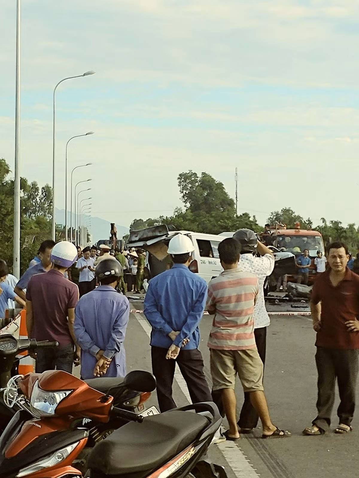 Thời điểm đó, ôtô mang BKS 75B-000.52 chở đoàn người đi rước dâu chạy hướng Quảng Trị đi Bình Định. Khi đến địa điểm trên đã xảy ra va chạm với xe container mang BKS 51D-411.21, kéo theo rơ-moóc đang chạy từ hướng ngược lại.