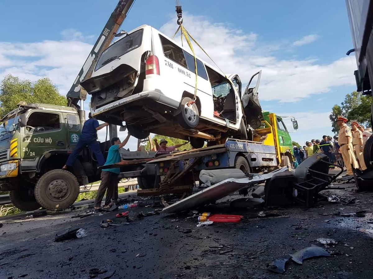 Cơ quan chức năng đang tiến hành dọn dẹp hiện trường, chuyển các phương tiện về để phục vụ công tác điều tra nguyên nhân xe rước dâu gặp nạn.