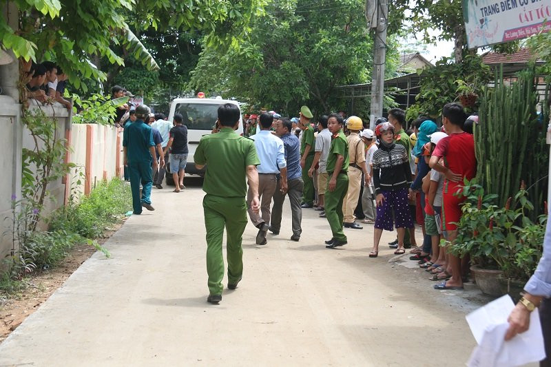10h sáng, chiếc xe chở thi thể đầu tiên về tới nhà