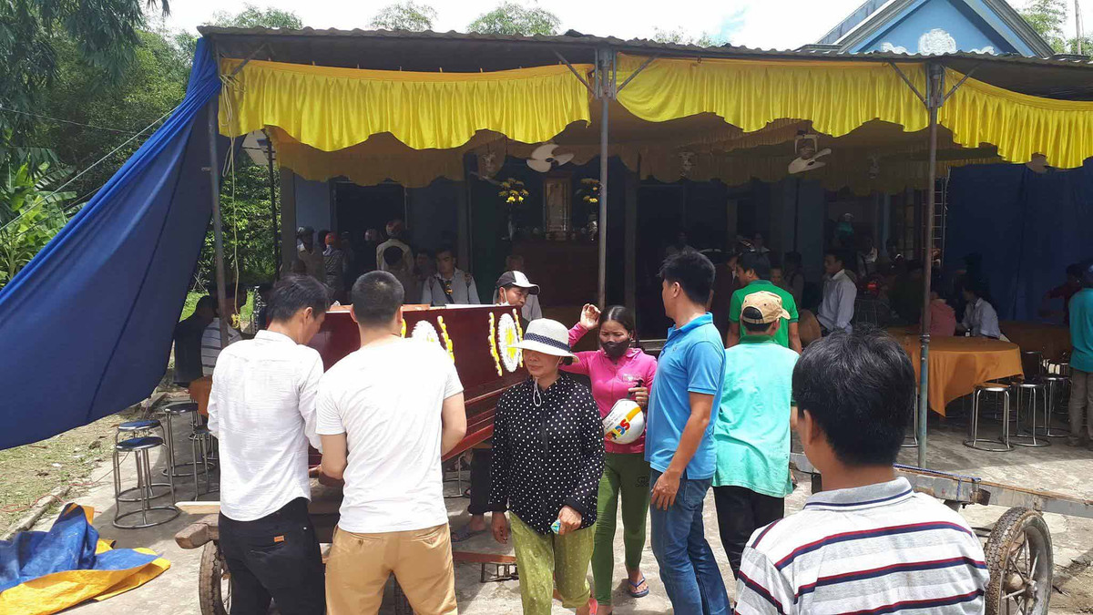 Người trong làng mỗi người một tay giúp gia đình chú rể chuẩn bị tang lễ