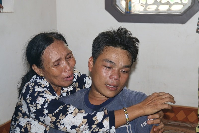 Anh trai của chú rể nghẹn ngào bên thi thể mẹ, em trai, chị gái và cháu