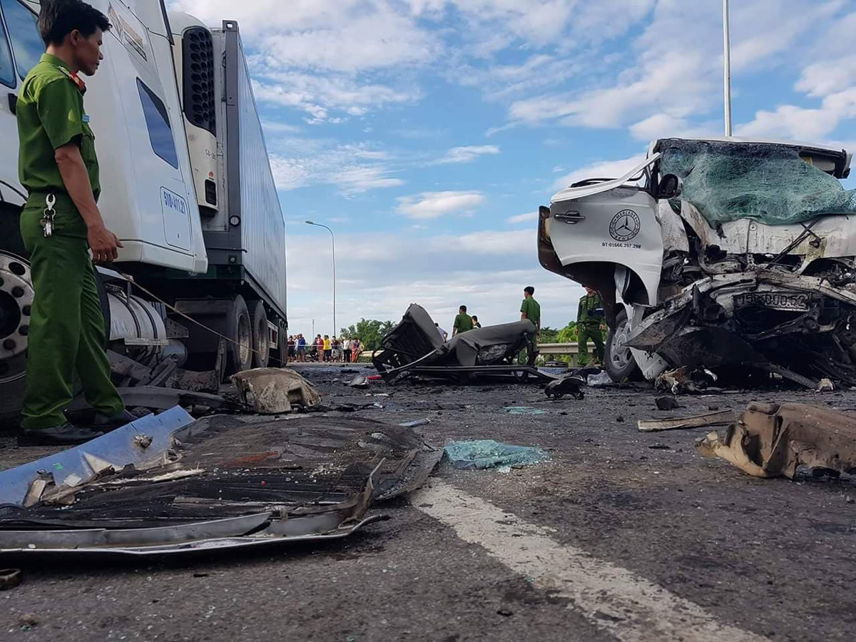 Hậu quả vụ TNGT xe rước dâu gặp nạn thảm khốc khiến 10 người tử vong tại chỗ, 3 người tử vong trên đường cấp cứu, 4 người bị thương nặng. Đặc biệt, trong số đó có cả chú rể.