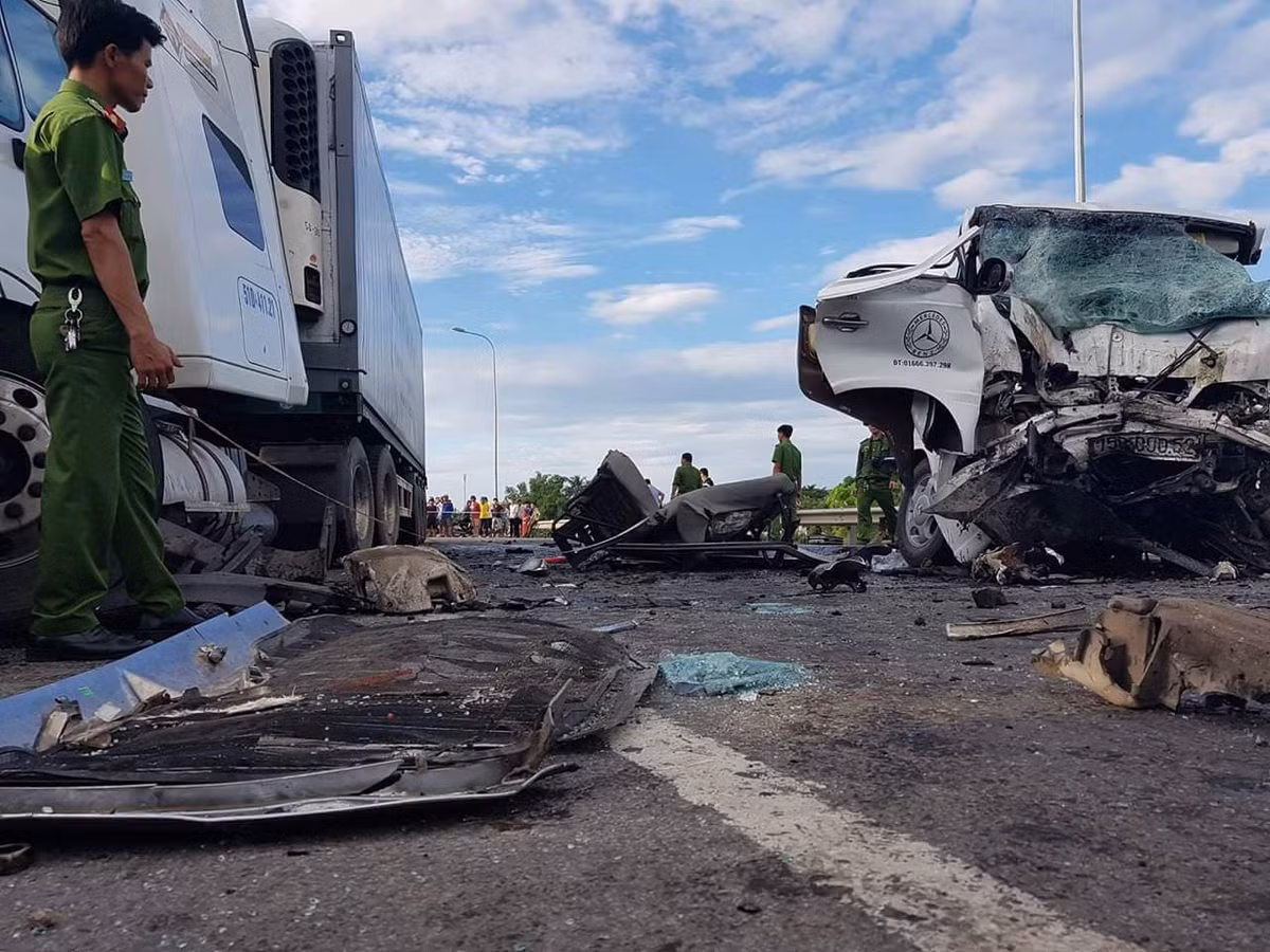 Hậu quả vụ TNGT xe rước dâu gặp nạn thảm khốc khiến 10 người tử vong tại chỗ, 3 người tử vong trên đường cấp cứu, 4 người bị thương nặng. Đặc biệt, trong số đó có cả chú rể.