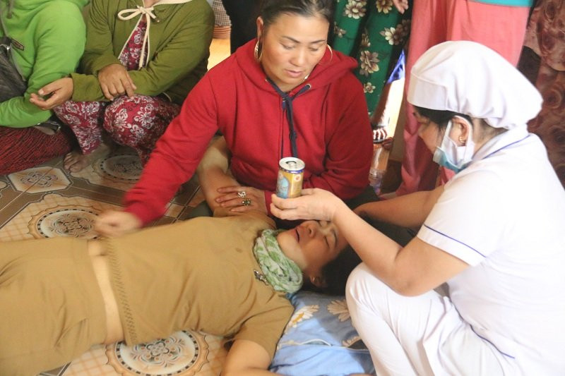 Mẹ cháu Thư khóc ngất gọi tên con trong tuyệt vọng