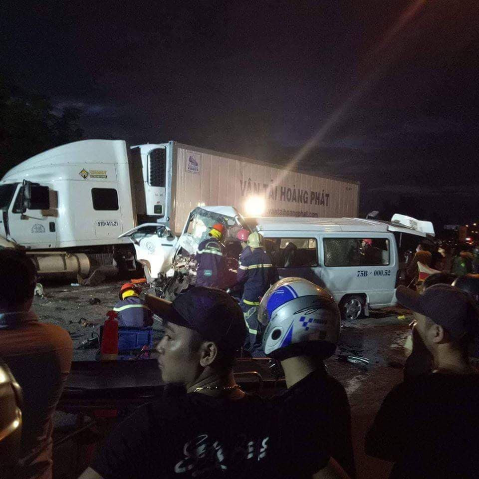 Vụ tai nạn thảm khốc xảy ra vào khoảng 2h10 phút rạng sáng nay tại Km 950+700 trên tuyến QL1A qua xã Điện Minh, thị xã Điện Bàn (tỉnh Quảng Nam).