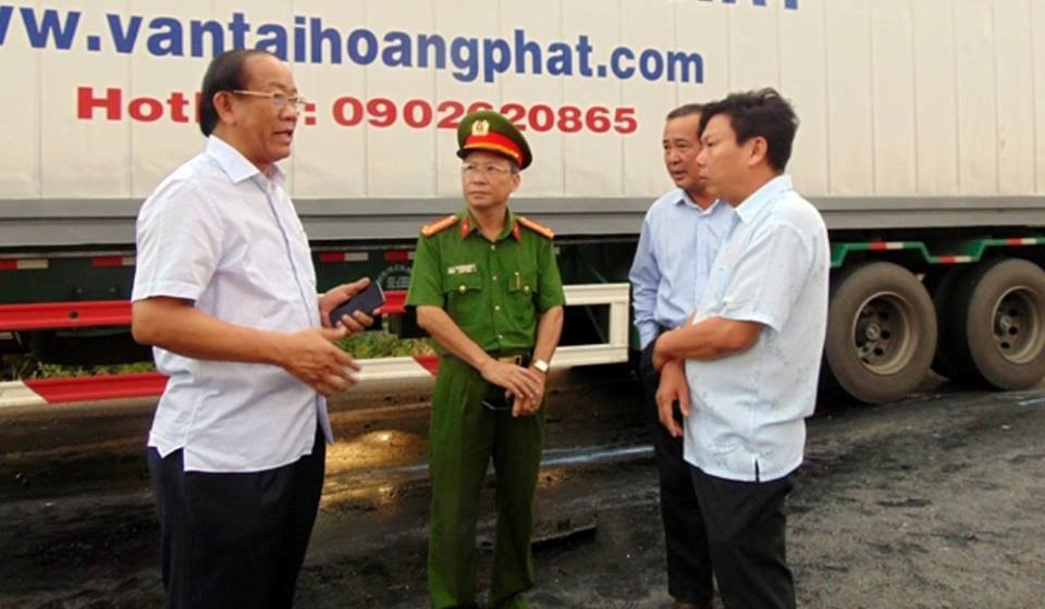 Trong ảnh, các cấp chính quyền và công an nhanh chóng có mặt tại hiện trường xe rước dâu gặp nạn cùng lên phương án tìm hiểu nguyên nhân cũng như khắc phục hậu quả vụ tai nạn thảm khốc.