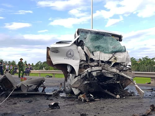 Sau cú va chạm kinh hoàng, ít nhất một hàng ghế trên xe rước dâu bắn ra ngoài đường.