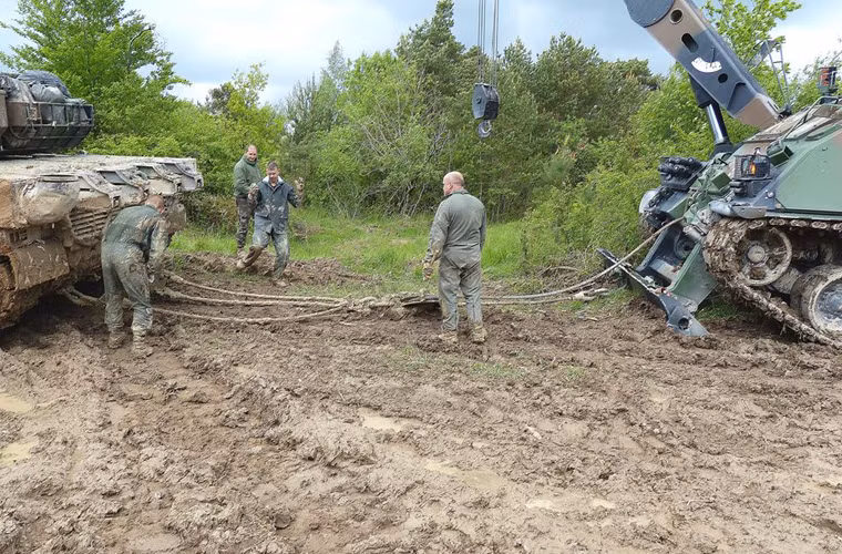 Ngoài vai trò cứu kéo xe tăng, DNG/DCL còn có thể tham gia sửa chữa xe tăng bị hư hại khi cần.