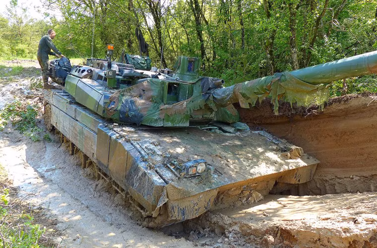 Tình huống được đặt ra là cỗ xe tăng AMX-56 Leclerc nặng hơn 55 tấn bị mắc kẹt dưới vũng sình không thể tự thoát ra được.