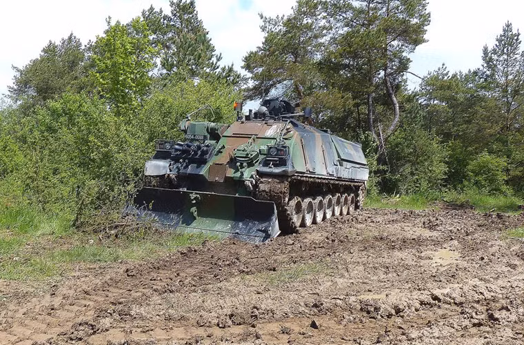 Char de dépannage DNG/DCL được phát triển trên khung bệ cơ sở AMX-56 Leclerc được trang bị động cơ MTU 1.500 mã lực.