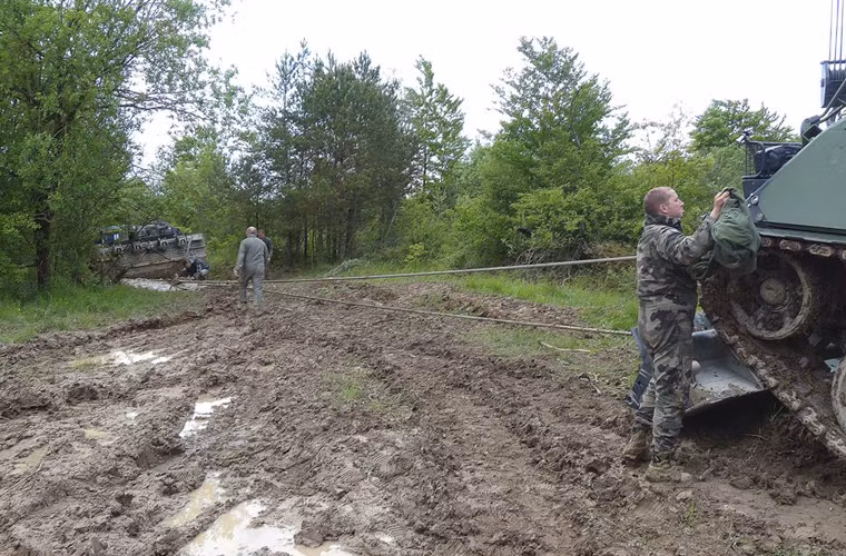 Chuẩn bị kéo chiếc tăng Leclerc khỏi sình lầy.