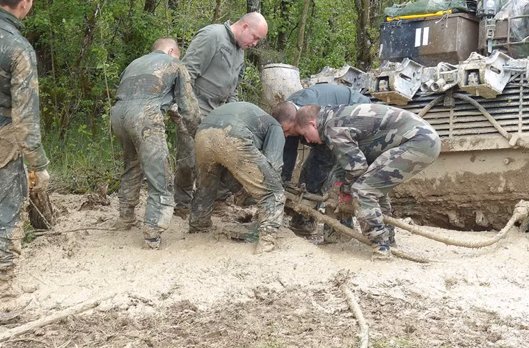 Các binh sĩ Pháp đang kết nối dây cáp giữa xe tăng Leclerc với xe cứu kéo DNG/DCL.