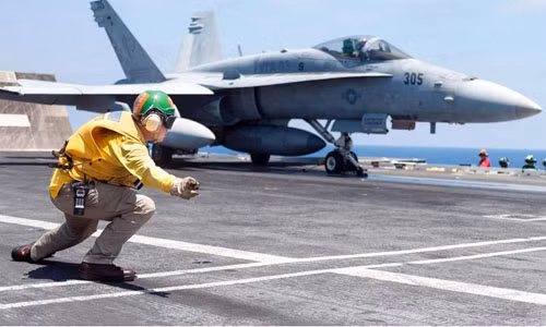 Tiem kich F/A-18 My boc chay ngay tren tau san bay