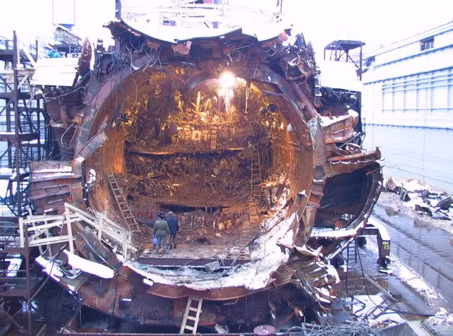 Sau 2 vụ nổ kinh hoàng, 23 thủy thủ từ khoang số 6 tới số 9 vẫn còn sống. Họ tập trung tại khoang số 9, gồm 2 đường hầm thoát thứ cấp (đường hầm chính ở khoang thứ 2 đã bị phá hủy). Thuyền trường của tàu, Đại úy Dmitri Kolesnikov, dường như đã cố gắng viết tên những người sống sót ở khoang 9. Họ cố gắng để thoát ra ngoài, nhưng mọi nỗ lực đều thất bại vì áp suất trong các khoang vào thời điểm đó đều như nhau. Tàu đã chìm xuống độ sâu 108 m sau 2 vụ nổ. Những người này sau đó đều thiệt mạng do ngạt, ngộ độc khí và một số nguyên nhân khác.