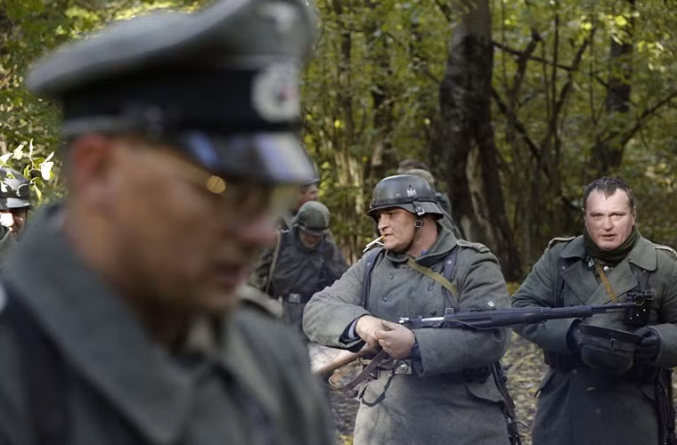 Các tên lính Phát xít Đức đang tập kết để nghe chỉ đạo từ cấp trên.