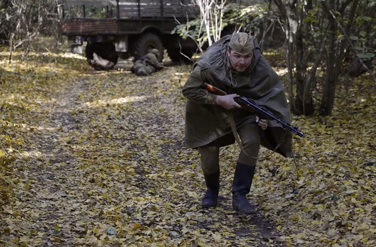 Anh lính Hồng quân đang cẩn trọng tiếp cận mục tiêu.