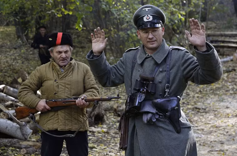 Sĩ quan Đức giơ tay hàng khi bị binh sĩ Hồng quân dẫn giải đi.