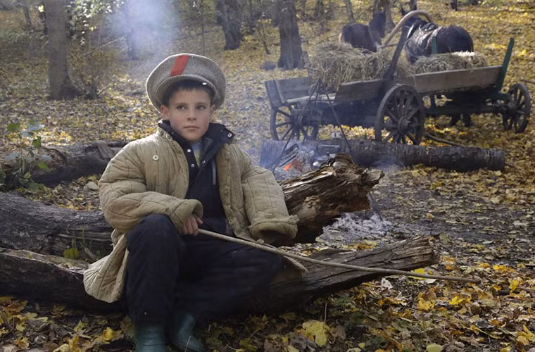 Đặc biệt, trong hàng ngũ lực lượng du kích của phe Hồng quân Liên Xô, còn có một chú lính nhỏ tuổi.