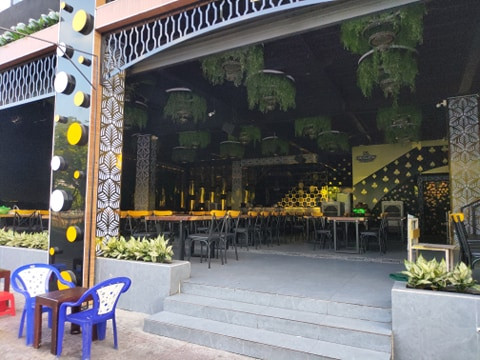 Nhiều nhà hàng từng có rất nhiều khách nay phải xếp chồng bàn ghế, thậm chí có nơi còn không đóng cửa, vì bình thường những nơi này đều hoạt động xuyên đêm.