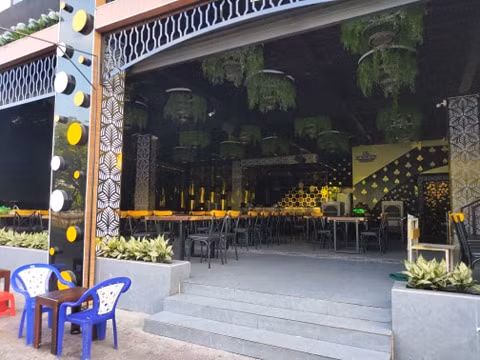 Nhiều nhà hàng từng có rất nhiều khách nay phải xếp chồng bàn ghế, thậm chí có nơi còn không đóng cửa, vì bình thường những nơi này đều hoạt động xuyên đêm.