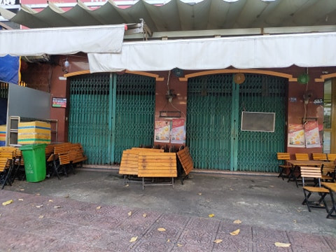 Bàn ghế của nhiều quán nhậu phải xếp chồng ra vỉa hè, không có người trông coi.