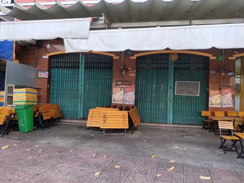 Bàn ghế của nhiều quán nhậu phải xếp chồng ra vỉa hè, không có người trông coi.