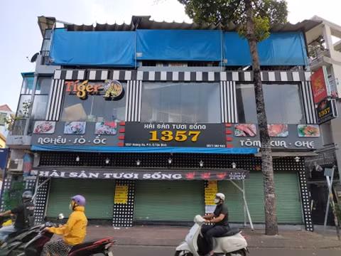 Sau một ngày TP HCM ra yêu cầu trên, nhiều nhà hàng, quán nhậu đã cửa đóng then cài.