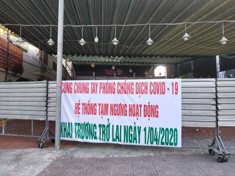 Những băng rôn với dòng chữ "Cùng chung tay phòng chống dịch Covid-19, hệ thống ngưng hoạt động" rất dễ thấy ở các quán nhậu những ngày này.