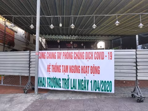Những băng rôn với dòng chữ "Cùng chung tay phòng chống dịch Covid-19, hệ thống ngưng hoạt động" rất dễ thấy ở các quán nhậu những ngày này.