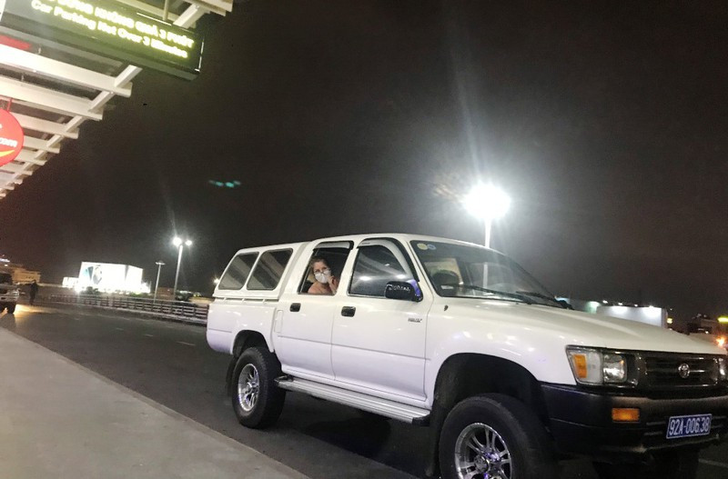 San bay Da Nang tu choi bay 4 khach Anh dien cach ly Covid-19 du duoc xe bien xanh dua ra-Hinh-2