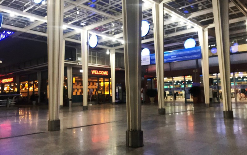 San bay Da Nang tu choi bay 4 khach Anh dien cach ly Covid-19 du duoc xe bien xanh dua ra