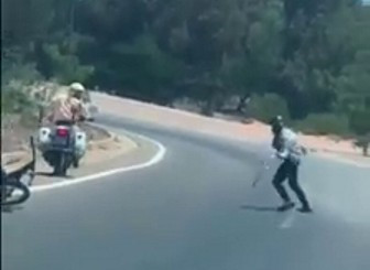 Thanh nien dung rua doa CSGT roi bo tron vao rung