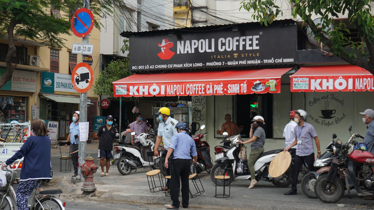Cơ quan chức năng đã rà soát, và tiến hành xử phạt nhiều trường hợp vi phạm trên. Theo quy định, nếu không chấp hành lệnh cấm phục vụ tại chỗ, mở cửa hoạt động bình thường sẽ bị xử phạt từ 5-10 triệu đồng.