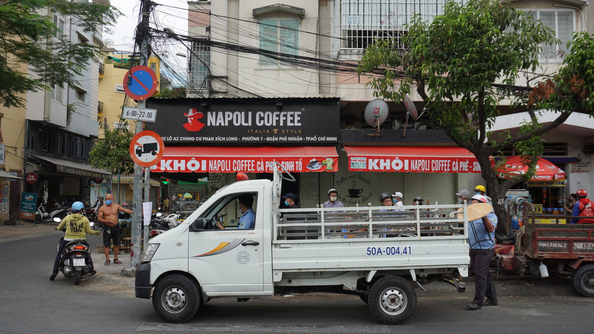 Mặc dù đa số cửa hàng chấp hành lệnh cấm của TP HCM, nhưng vẫn còn rải rác trường hợp bất chấp phục vụ khách tại chỗ như bình thường.