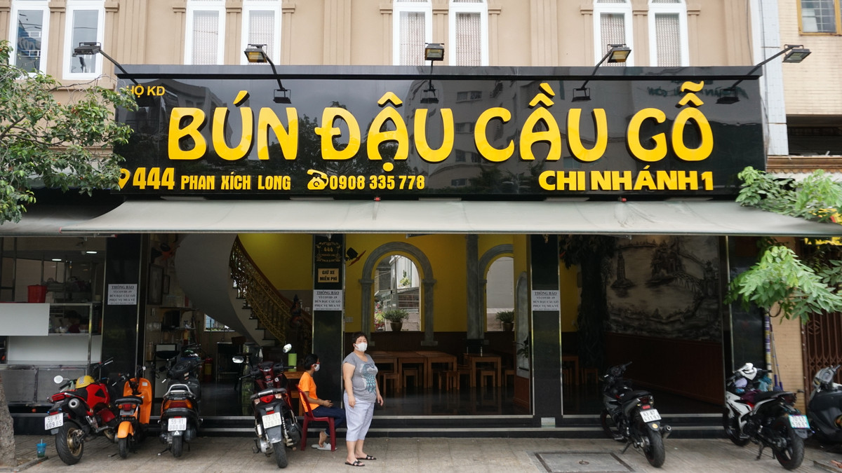 Bà Nguyễn Thị Nhàn (50 tuổi, chủ cửa hàng Bún Đậu Cầu Gỗ, đường Phan Xích Long, quận Phú Nhuận) chia sẻ: "Sau khi ngưng phục vụ tại chỗ, doanh thu của quán giảm tới gần 80%, nếu tình trạng này kéo dài mỗi tháng sẽ lỗ 100 triệu đồng. Nhưng vì sức khoẻ cộng đồng nên mình phải chấp hành".