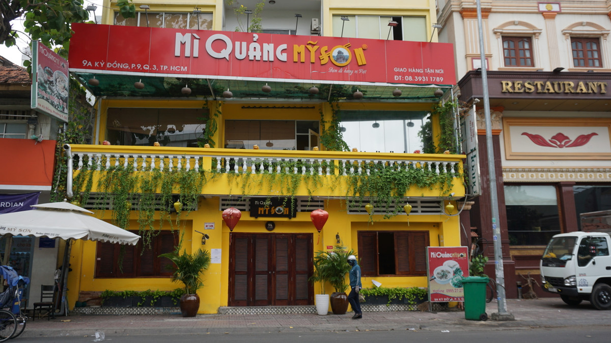 Thậm chí trên đường Kỳ Đồng (quận Phú Nhuận), các quán ăn dừng hẳn hoạt động trong mùa dịch do không có dịch vụ bán hàng online.
