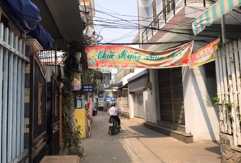 Chong va nguoi than cua benh nhan 35 tron khu cach ly Covid-19 ve nha-Hinh-3