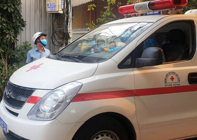 Chong va nguoi than cua benh nhan 35 tron khu cach ly Covid-19 ve nha-Hinh-2