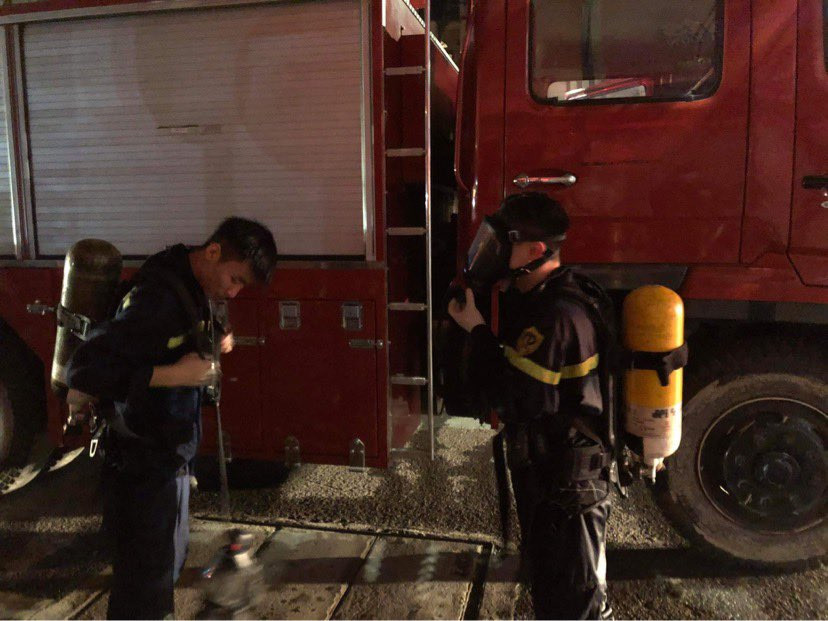 Danh tính 4 nạn nhân gồm: Nguyễn Thạc Thi (SN: 1940); Nguyễn Ánh Hồng (SN: 1981 - hiện đang mang thai khoản 3 tháng tuổi), là con gái của ông Thi. Đinh Hùng Vỹ (SN: 1983; - là chồng của chị Hồng); Đinh Hà Tuệ Mẫn (SN: 2011 cùng trú tại số 311 phố Tôn Đức Thắng, phường Hàng Bột, Đống Đa), là con gái của chị Hồng và anh Vỹ. 