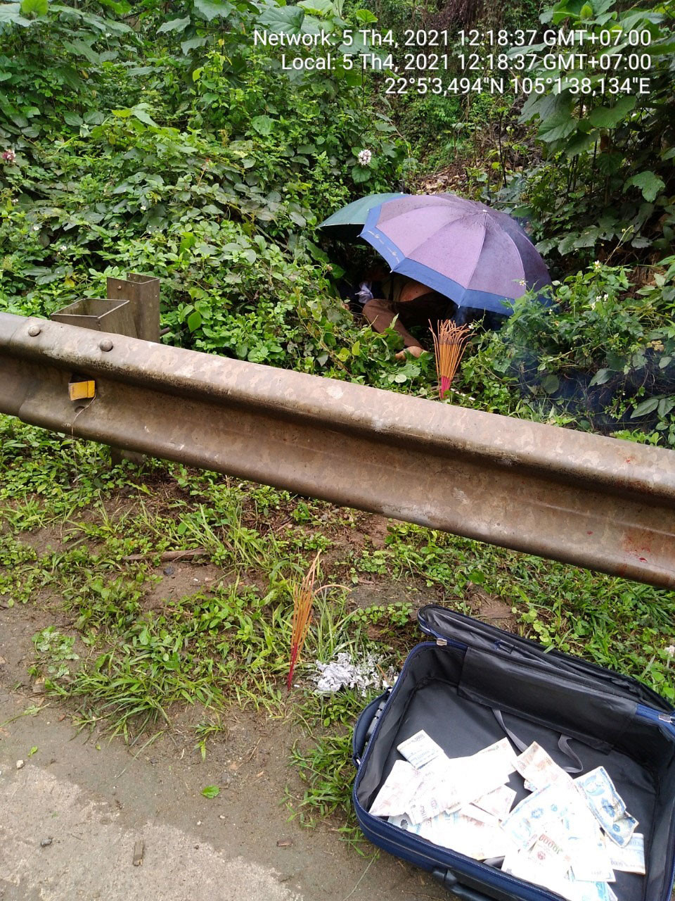 Sau đó đó, chiếc xe tải tiếp tục va chạm với xe con mang BKS 23A-053.11 lưu thông theo hướng ngược lại.