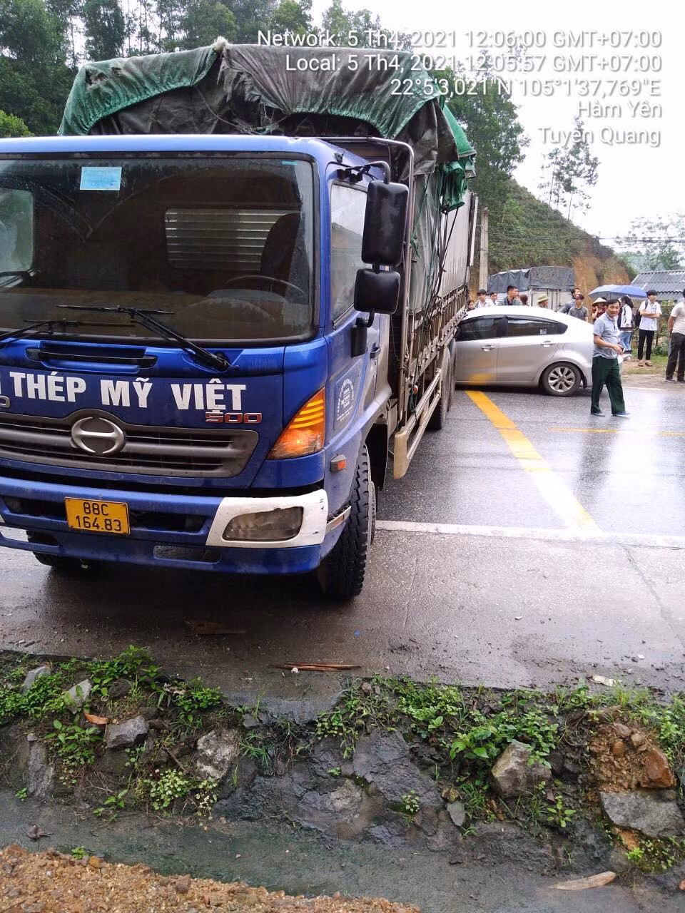 Hậu quả khiến 1 người ngồi trên xe máy tử vong tại chỗ, người còn lại bị thương nặng được đưa đi cấp cứu, lái xe con bị thương nhẹ. 