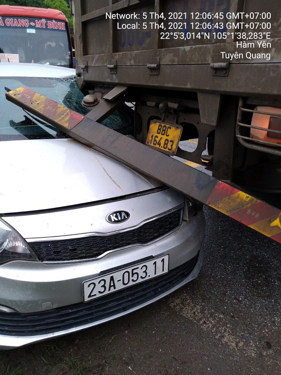 Vụ tai nạn cũng đã khiến giao thông bị ùn tắc khoảng 1,5 km.