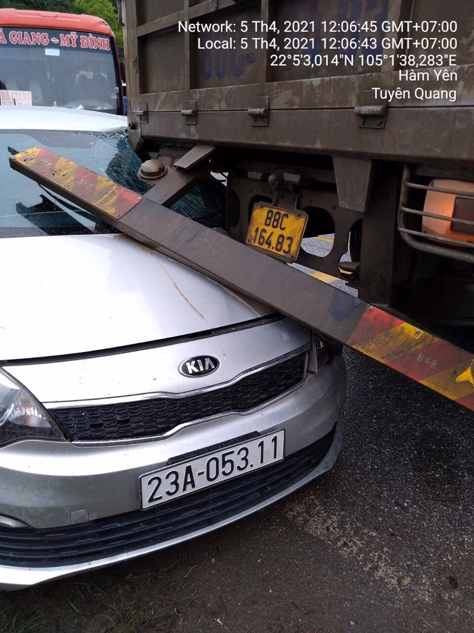 Vụ tai nạn cũng đã khiến giao thông bị ùn tắc khoảng 1,5 km.