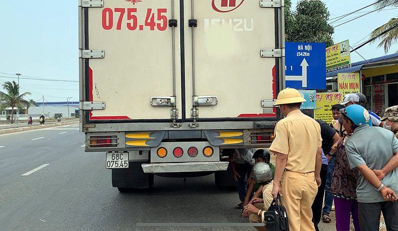  2 nữ sinh gặp tai nạn thương tâm cách trường có 100 mét: Trưa 8/4, hai em Nguyễn Thị Hảo và Châu Thị Ngọc Khánh đều là học sinh lớp 11 trường THPT Lương Thế Vinh, Bình Thuận vừa tan trường. Cả hai đi trên xe máy vừa đi khỏi cổng trường khoảng 100m thì va chạm với xe tải. Hậu quả, em Hảo tử vong, em Khánh bị thương nặng. 