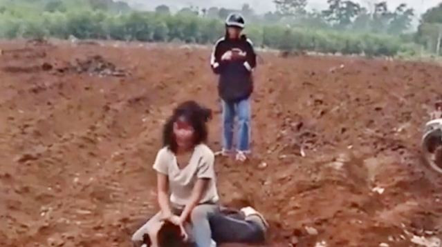  Hai nữ sinh ở Nghệ An hẹn nhau "quyết chiến" như phim: Ngày 8/4, UBND huyện Nghĩa Đàn, Nghệ An cho biết, 2 nữ sinh đánh nhau xảy ra ngày 3/4, hai nữ sinh đánh nhau là học sinh trường THCS Dân tộc bán trú Nghĩa Mai. Trong đó, nữ sinh là H.T.K là học sinh lớp 7 dân tộc Thổ, còn nữ sinh L.Th.V.Tr học lớp 9, dân tộc Thái. Nguyên nhân ban đầu được xác định là do có mâu thuẫn.