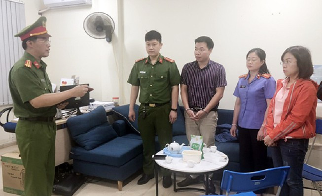  Bắt thêm 1 tổng giám đốc vụ gian lận thiết bị y tế ở Sơn La: Ngày 6/4, liên quan đến vụ gian lận thiết bị y tế tại tỉnh Sơn La, Công an tỉnh này đã khởi tố, bắt tạm giam Tạ Ngọc Chức (tổng giám đốc Công ty Cổ phần thẩm định, Đầu tư Toàn Cầu) và Hoàng Vũ Quyển (nguyên là nhân viên Công ty TNHH Thiết bị và Công nghệ Y tế Việt Nam).