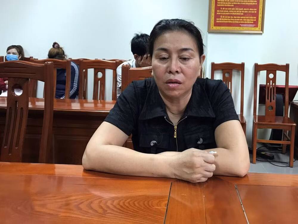  Chủ quán cà phê 'nuôi' dàn nữ nhân viên bán dâm: Ngày 6/4, Công an tỉnh Bắc Giang cho biết vừa triệt phá thành công tụ điểm chứa mại dâm núp bóng quán cà phê thư giãn do Nguyễn Thị Ngân (60 tuổi ở huyện Lạng Giang) điều hành. Ngân mở quán cà phê nhưng thực chất là "đào tạo" dàn nhân viên nữ bán dâm cho khách có nhu cầu ngay tại quán. 