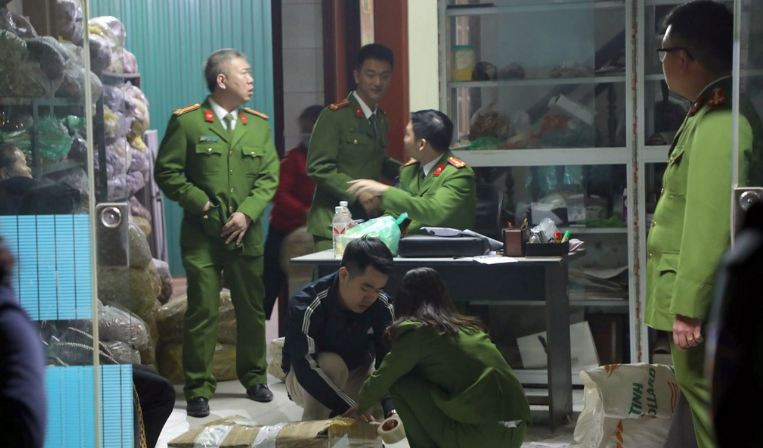  Trùm buôn lậu thuốc bắc khai hối lộ cán bộ hải quan gần 2 tỷ: Liên quan vụ án này, Chu Bá Toàn, cựu Phó chi cục trưởng Chi cục hải quan cửa khẩu Chi Ma, tỉnh Lạng Sơn và cán bộ dưới quyền bị đề nghị truy tố về tội Thiếu trách nhiệm gây hậu quả nghiêm trọng. Tại cơ quan Công an, đối tượng Lâm Đình Hưng khai đã chi cho cựu lãnh đạo hải quan cửa khẩu Chi Ma gần 2 tỷ đồng để được tuồn hàng lậu từ Trung Quốc vào Việt Nam. 