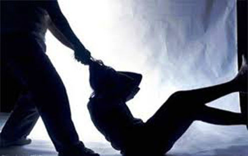  Ép 5 bé gái làm nhân viên quán karaoke: Ngày 1/4, Công an Quảng Ngãi cho biết, Lữ Anh Tính (27 tuổi) và Trần Anh Vũ (30 tuổi, cùng trú tại huyện Mộ Đức) đã dụ dỗ 5 bé gái (dưới 16 tuổi) đều ở Quảng Ngãi đi làm việc lương cao. Trước đó, thấy công việc không như lời hứa, lại bị các đối tượng hăm dọa nên 5 bé gái bỏ trốn, trình báo công an. 